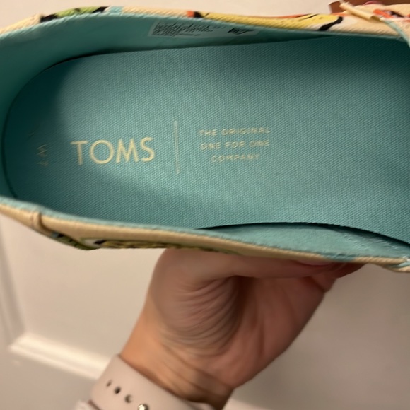 TOMS - Picture 3 of 4